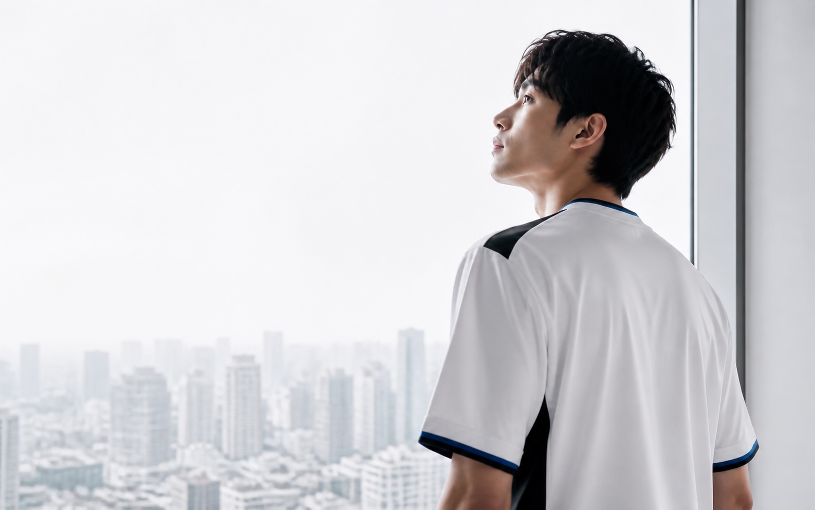 窓の向こうの未来を見つめる若いプレイヤー