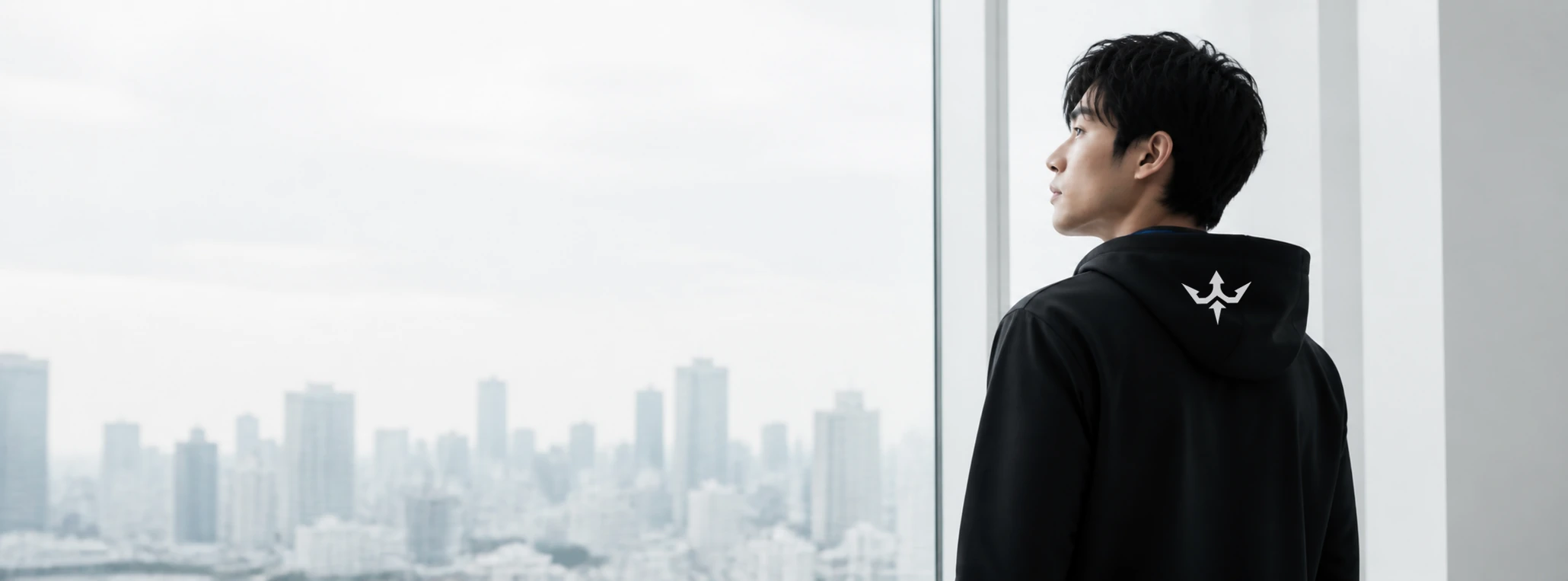 都市を見渡しながら競技の先の未来を考える若者